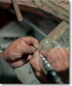 ORO FINA & ESCUELA DE JOYERÍA FINA cuenta con especialistas en elaboración de joyas finas.