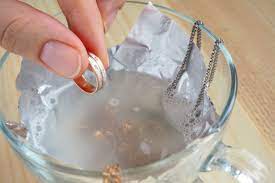 Vaso con vinagre y joyas